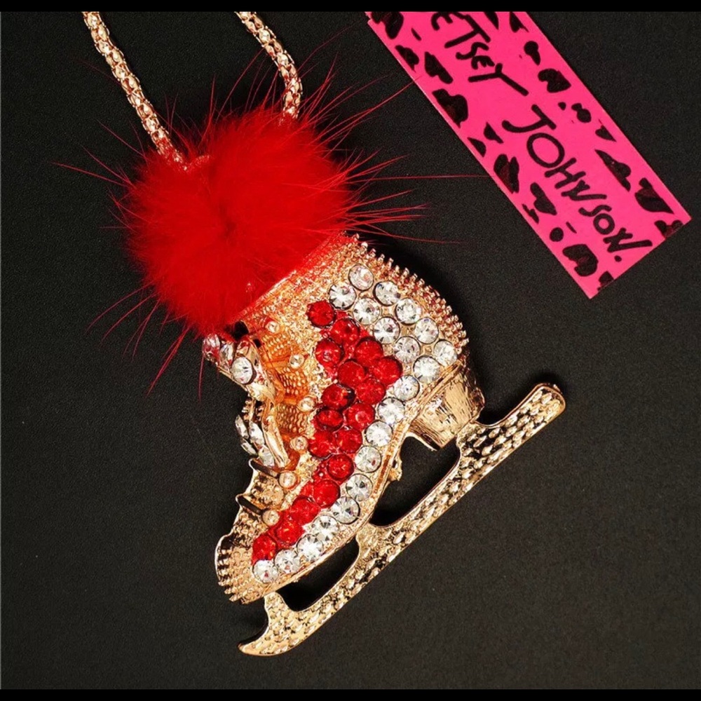 Betsey Johnson Villi Poof - ❄️☃️❄️ Winter Holiday
